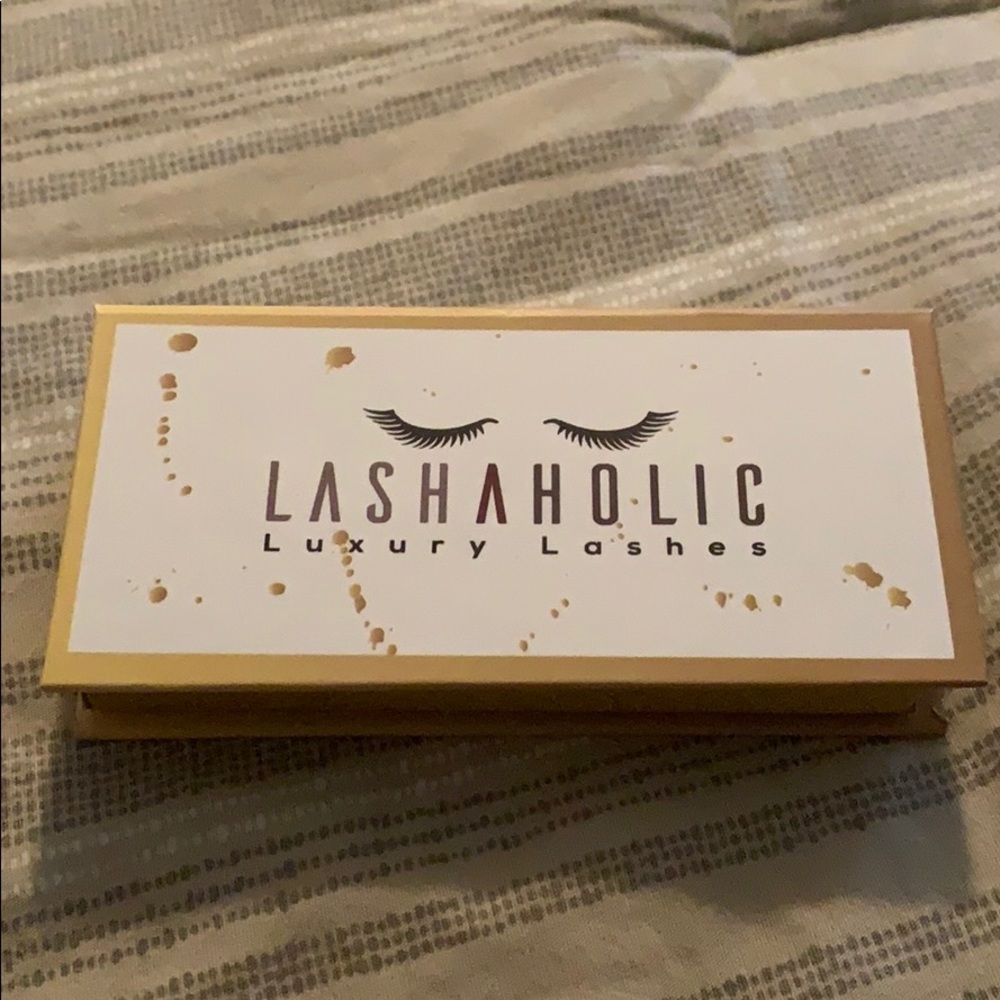 *BRAND NEW* LASHAHOLIC LUXURY LASHES